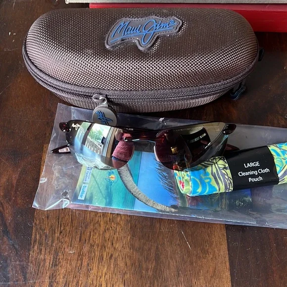 Maui Jim | Accessories | Nib Maui Jim Sunglasses | Poshmark display picture 1